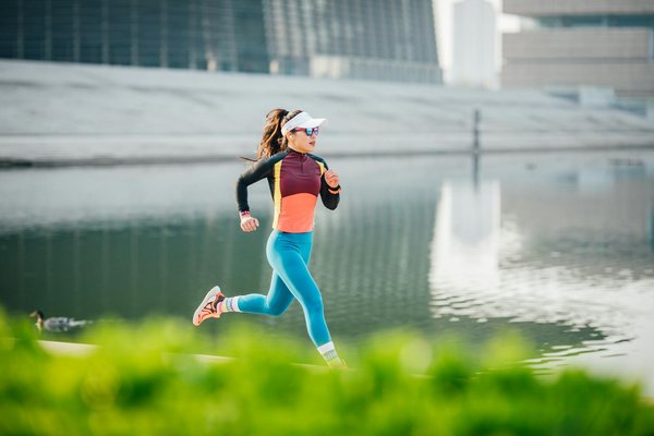 Découvrez comment l'acide hyaluronique à caen booste volume et éclat